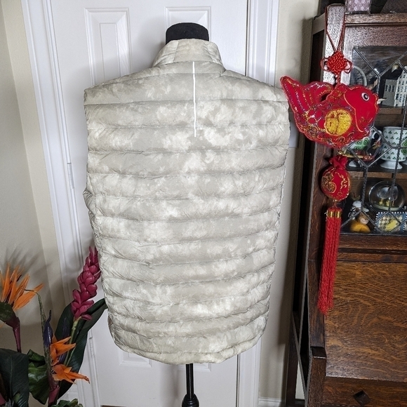 lululemon athletica Cream Puffer Vest - Picture 4 of 6